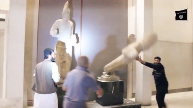 داعش يدمر آثار متحف الموصل التاريخي